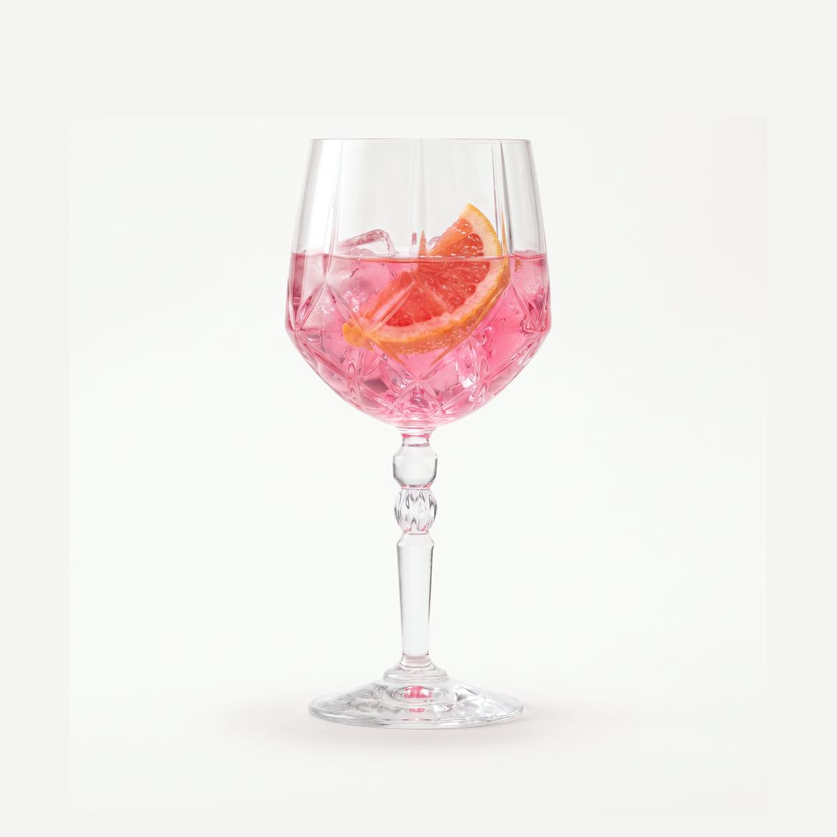 RCR Alkemist gin-tonicglas 53 cl gevuld met gin tonic met grapefruit